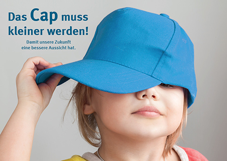 Ein kleines Mädchen hat ein zu groß Basecap auf, das ihre Augen verdeckt. Daneben steht: "Das Cap muss kleiner werden! Damit unsere Zukunft eine bessere Aussicht hat." Unten ist das Logo der Deutschen Emissionshandelsstelle. 