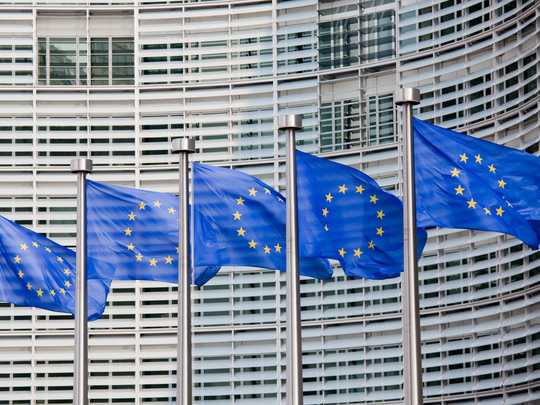 Fünf Flaggen der Europäischen Union vor einem Bürogebäude